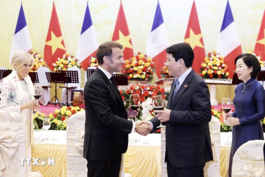Politburo member and President Luong Cuong and his wife presided over a solemn reception for President of the French Republic Emmanuel Macron and his wife. Photo: VNA