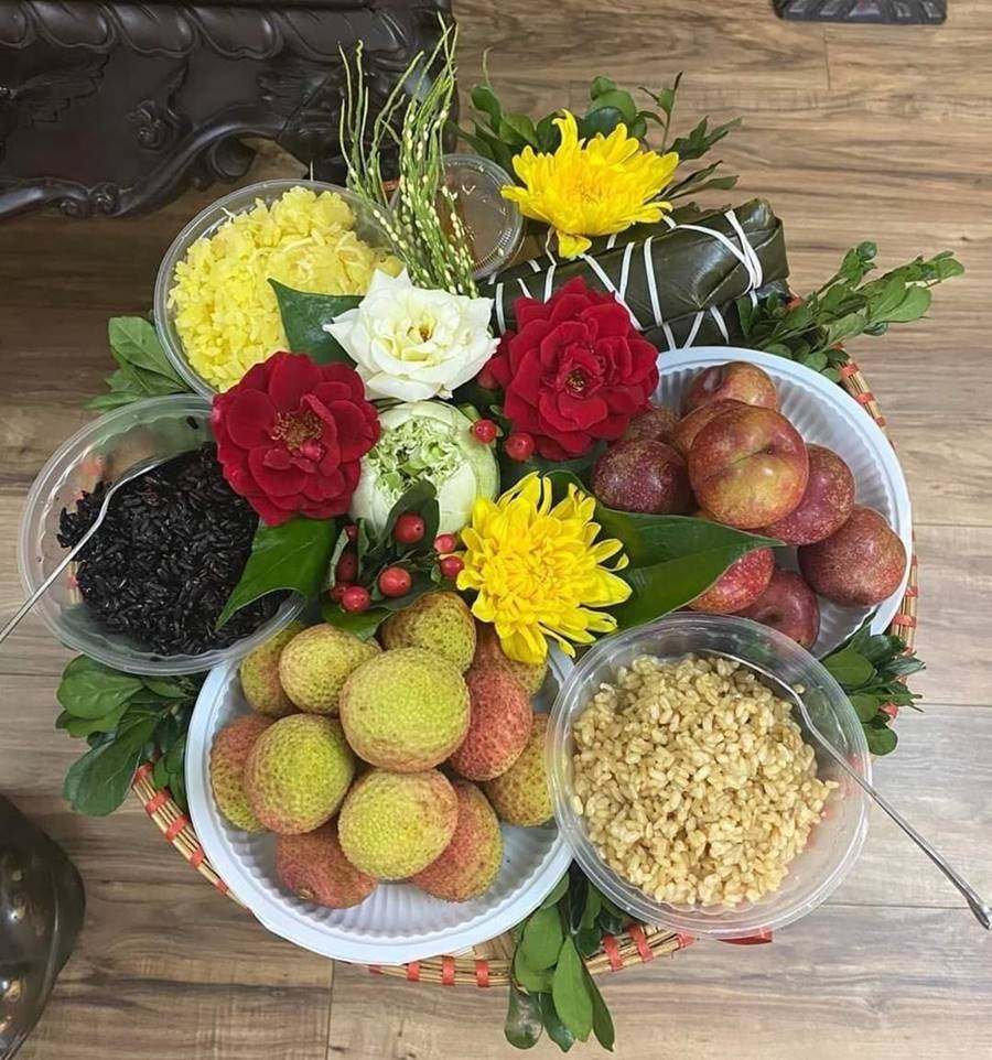 Suggestions for offerings for Doan Ngo Tet. Photo: Hai Anh