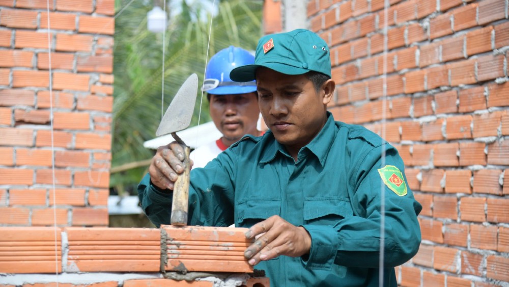 Officers and soldiers of the Kien Giang Provincial Armed Forces participated in building houses in a series of activities for the Military-Civilian Tet. Photo: Phuong Vu