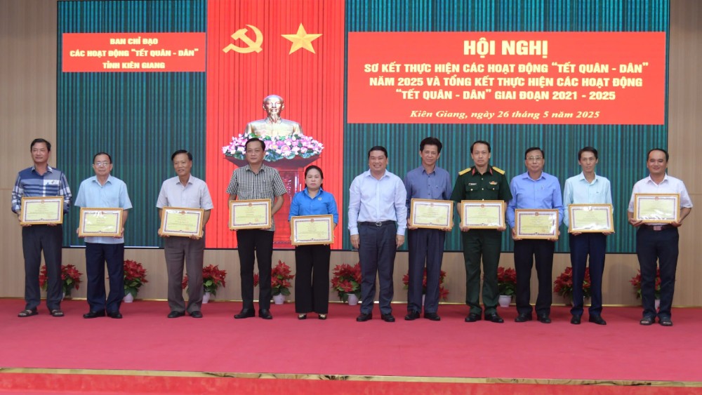 Dip nay, Chu tich UBND tinh Kien Giang tang bang khen cho 21 tap the va 40 ca nhan, da co thanh tich xuat sac trong to chuc thuc hien cac hoat dong Tet Quan dan nam 2025. Anh: Phuong Vu