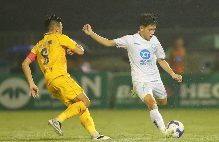 Nam Dinh (white) won 3-2 against Song Lam Nghe An in round 24. Photo: NDFC