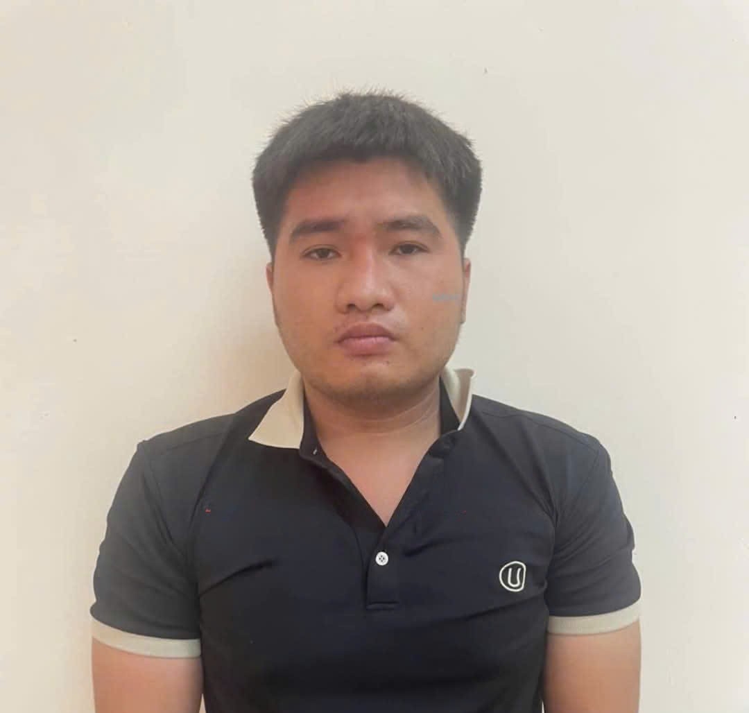 El sospechoso apuñalo la aguja en los muslos del estudiante arrestados por la policia. Foto: Policia de Binh Duong