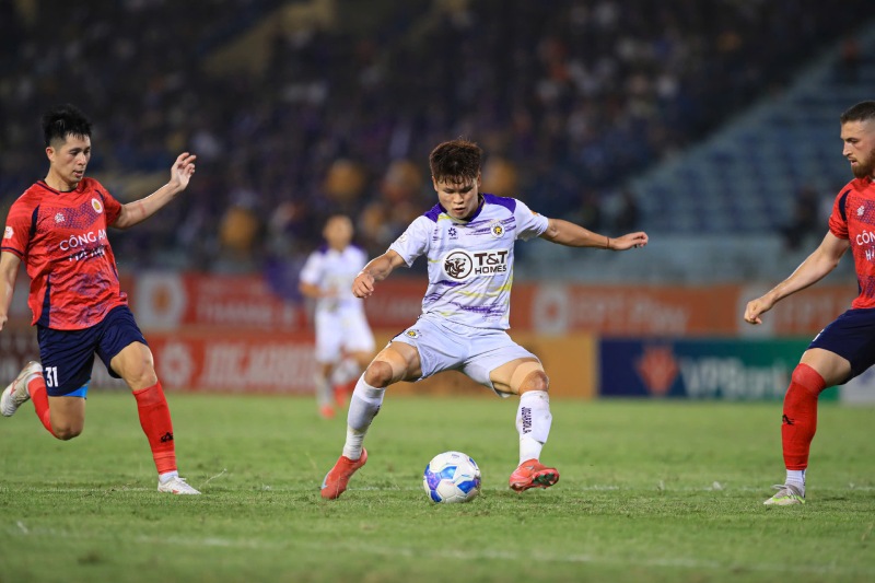 Hanoi FC beat Hanoi Police in round 24 of V.League. Photo: Minh Dan