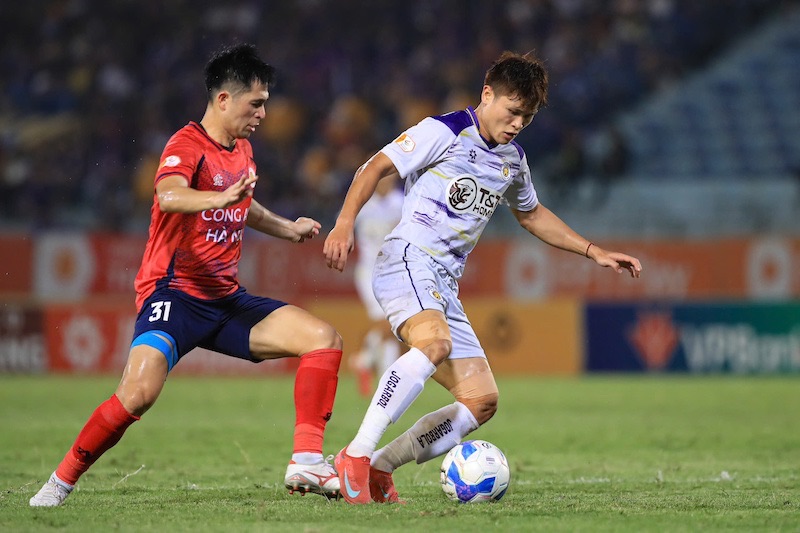 Hanoi FC (right) beat Hanoi Police in round 24. Photo: Minh Dan