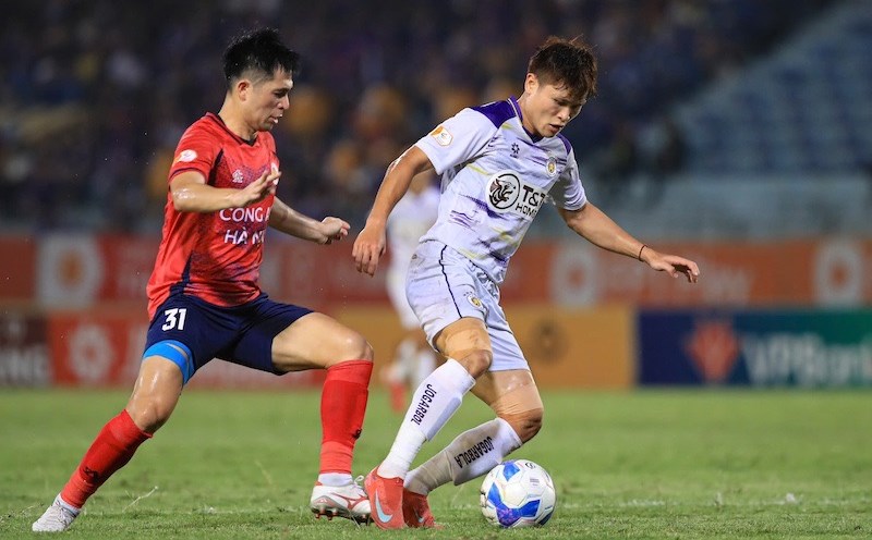 Hanoi FC (right) beat Hanoi Police in round 24. Photo: Minh Dan