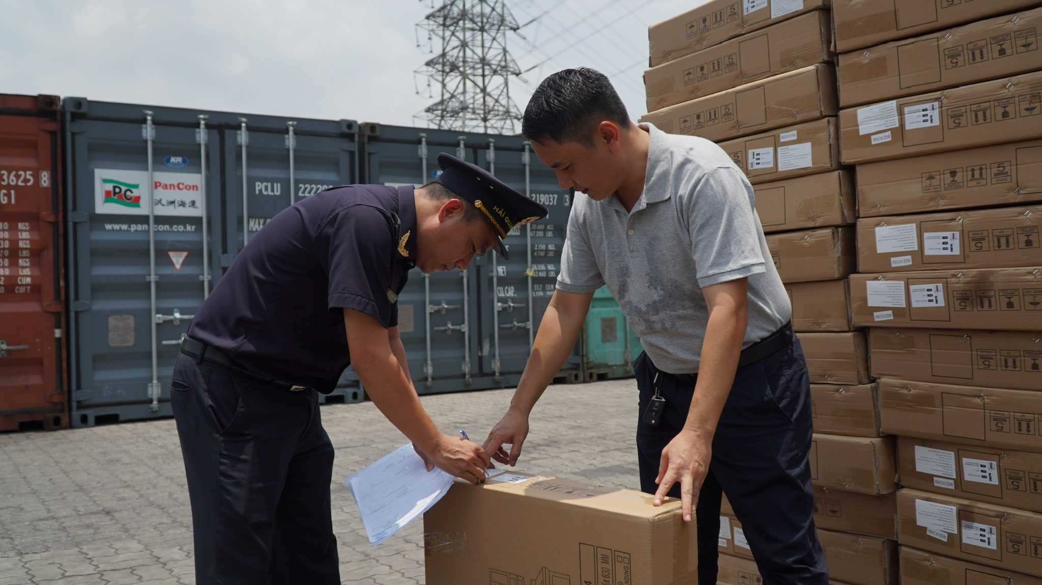 The Customs force inspected the shipment with signs of fraud at the border gate area. Photo: Customs Department