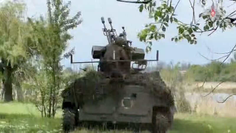 El cañon Doble Zu-23-2 de Rusia dispara por Ucrania Ucrania. Foto: Corte del video del Ministerio de Defensa