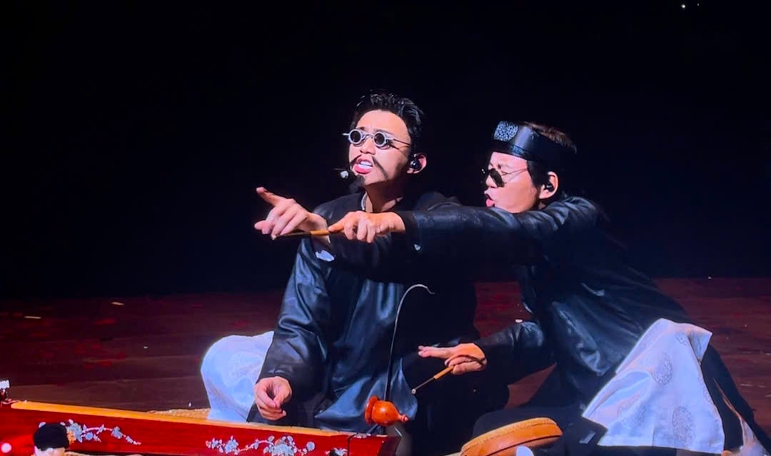 Soobin sings Xam with his father - People's Artist Nguyen Huynh Tu. Photo: Huyen Chi