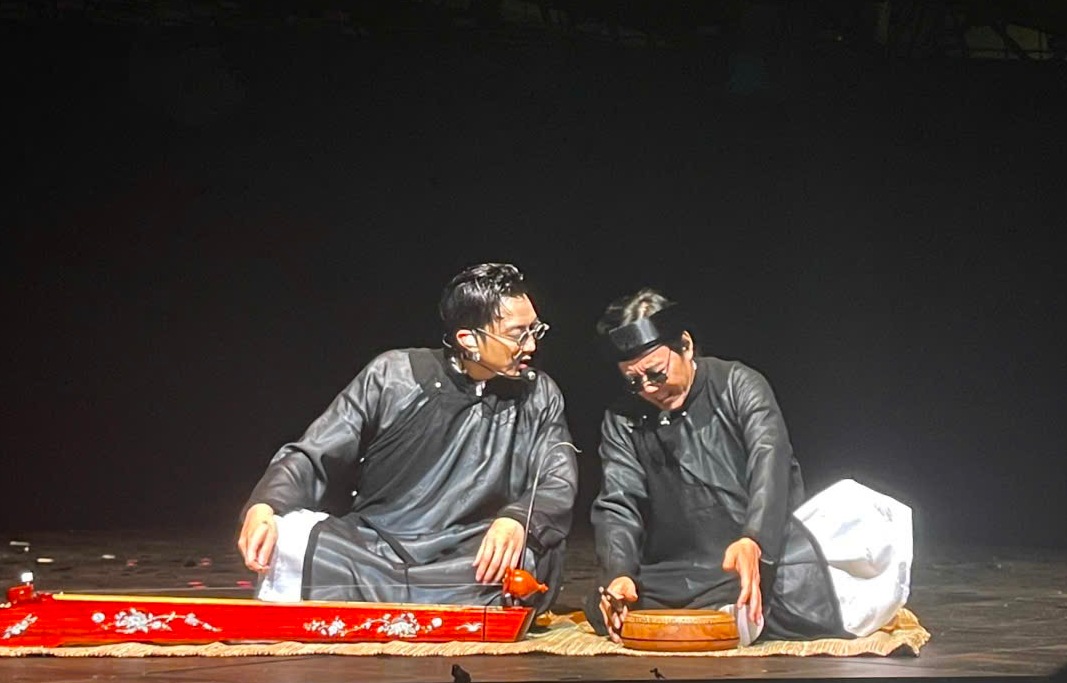 Soobin va NSND Nguyen Huynh Tu cung hat xam trong concert tai Ha Noi. Anh: Huyen Chi