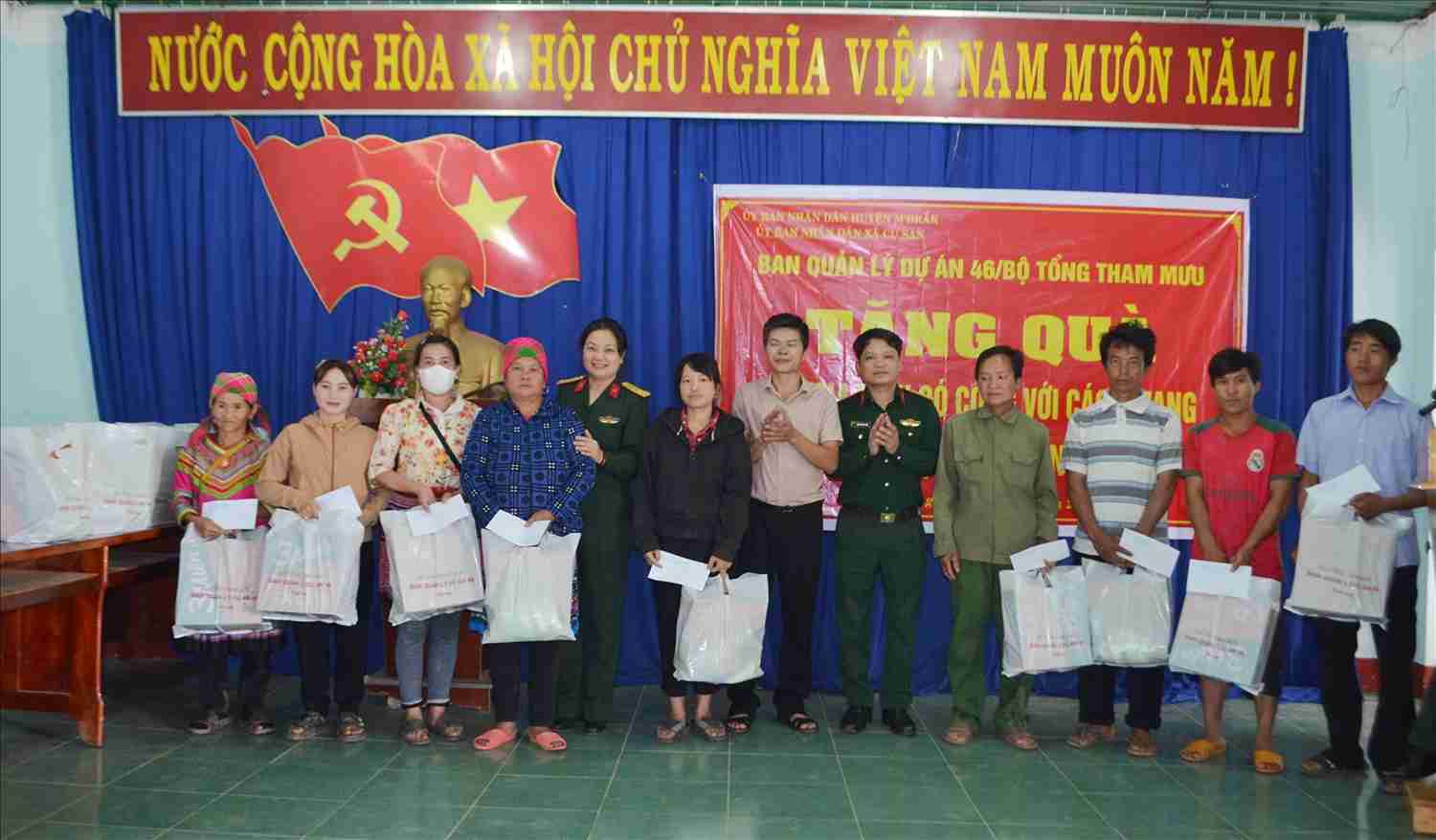 Cac cap chinh quyen huyen M'Drak luon danh su quan tam cho nguoi dan vung dong bao dan toc thieu so. Anh: Bao Trung