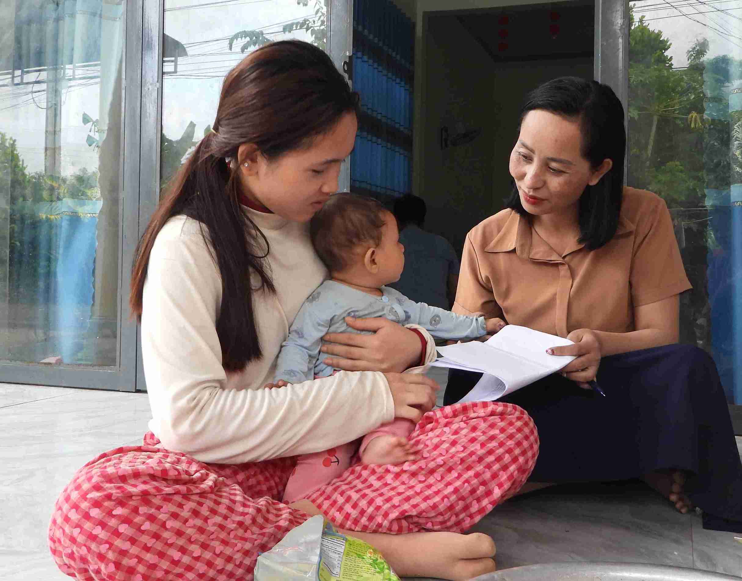 Can bo co so o huyen M'Drak den tham hoi nguoi dong bao dan toc thieu so tren dia ban. Anh: Bao Trung