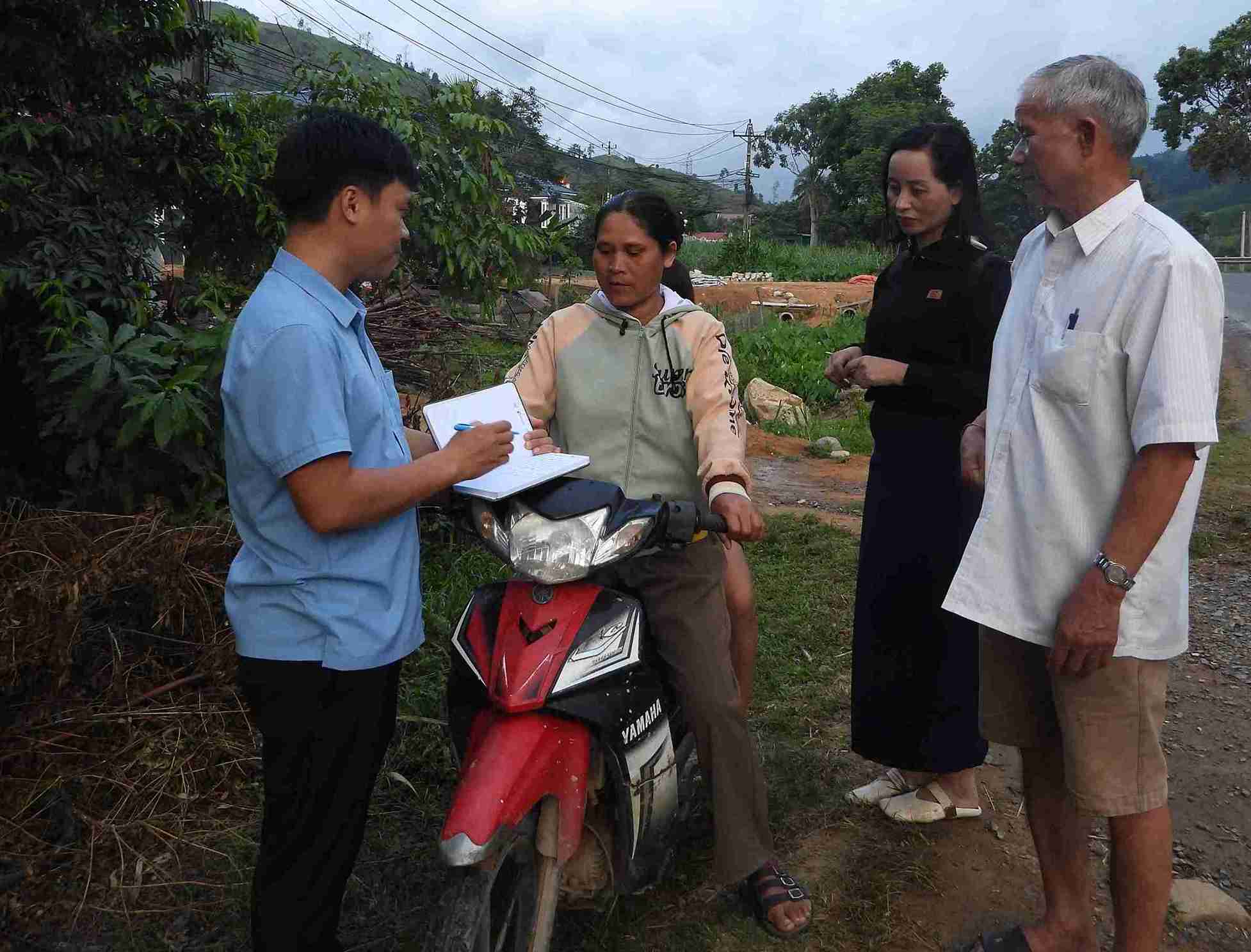 Prestigious people and village elders in M'Drak district (Dak Lak province) have been contributing significantly to ensuring security and order in the locality. Photo: Phan Tuan