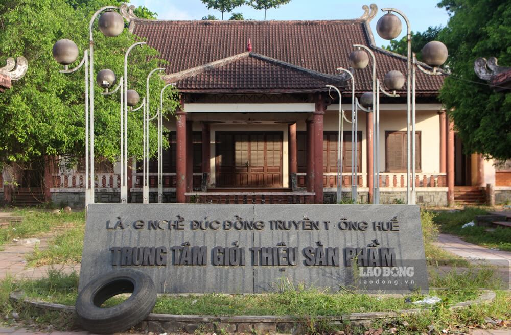 Nam 2005, Trung tam gioi thieu san pham lang nghe duc dong truyen thong Hue duoc xay dung tren duong Bui Thi Xuan, phuong Phuong Duc (quan Thuan Hoa, TP Hue) voi kinh phi 4,5 ti dong. Day la noi trung bay, gioi thieu va quang ba cac san pham nghe duc dong truyen thong xu Hue.