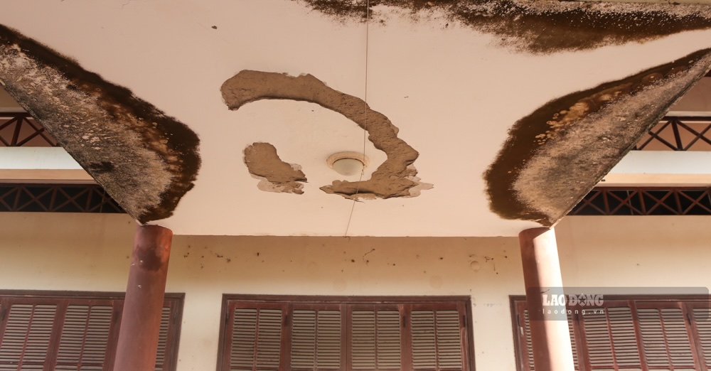 Cac ki-ot tung la noi trung bay san pham nghe truyen thong duc dong, tung tap nap nguoi den trao doi mua ban gio dong cua khien nhieu gian nha xuong cap, mot so vi tri tran nha bi bong troc, mang mieng xi mang roi rot.