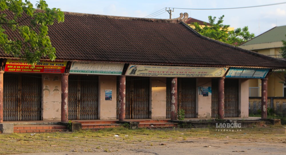Cong trinh co be rong hon 4.300m2, bao gom hai day ki-ot danh cho cac ho dan trung bay san pham dong va mot toa nha chinh gioi thieu lich su phat trien cua nghe.
