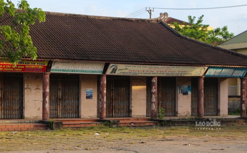 The ceiling of the craft product introduction center in Hue after many years of abandonment. Photo: Nguyen Luan