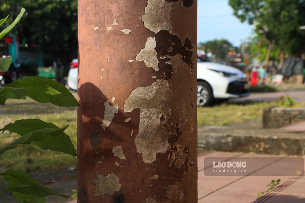 Do do, nhieu nam qua, Trung tam gioi thieu san pham lang nghe duc dong truyen thong Hue khong duoc su dung va bi bo hoang khien nhieu nguoi tiec nuoi Ghi nhan cua phong vien Bao Lao Dong, trung tam khong co cong, khong co hang rao phia truoc nen bat ky ai cung co the ra vao (hinh anh ha tang xuong cap).