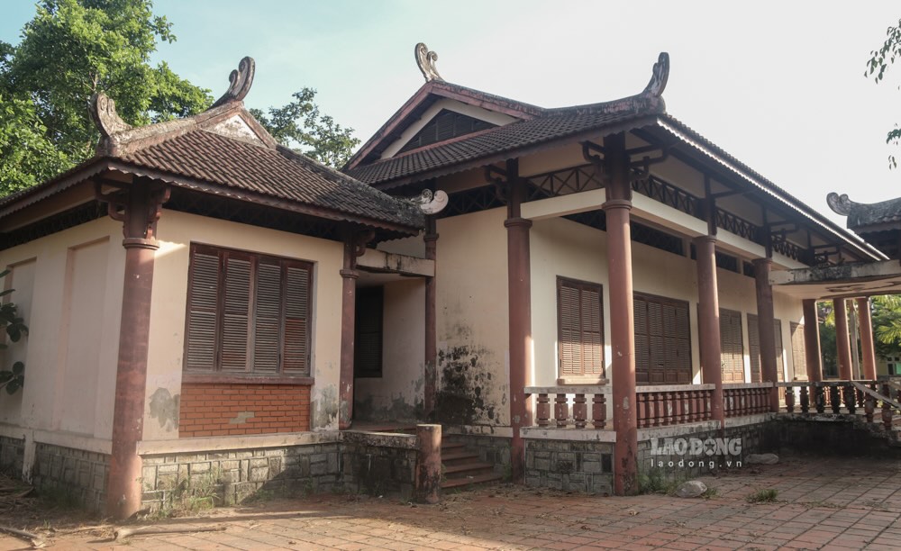 Sau khi hoan thanh xay dung, UBND TP Hue (cu) giao cho UBND phuong Phuong Duc quan ly. Thoi diem do, co 7 ho thue dang ky kinh doanh san pham duc dong tai day.