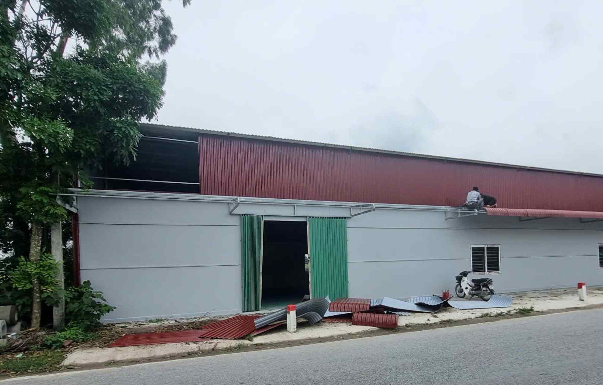 El Sr. Vu Tien Tai inicialmente desmantelo obras de construccion ilegal en el corredor de seguridad del trafico y el riego en Hong Minh Commune (Hung Ha, Thai Binh) despues del reflejo del periodico Lao Dong. Foto: Nam Hong