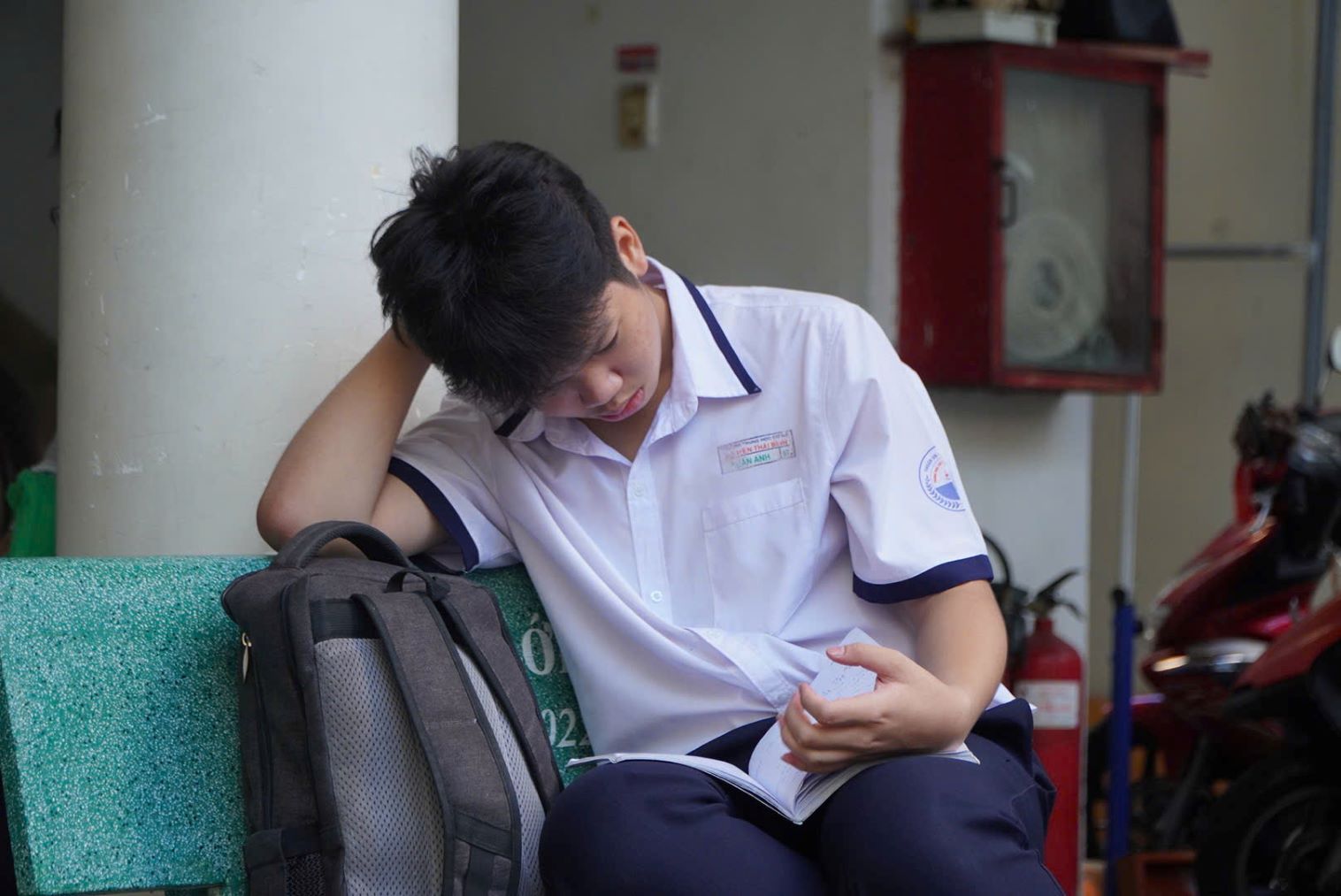 Los candidatos que participan en la escuela talentosa en 2025 aprovechen la revision de la leccion antes de ingresar a la sala de examen. Foto: Chan Phuc