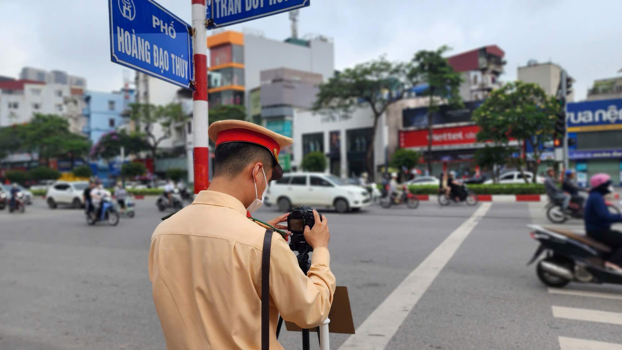 Fuerzas policiales de trafico Los operadores de registro que violan las leyes de transito. Foto: Policia de Hanoi