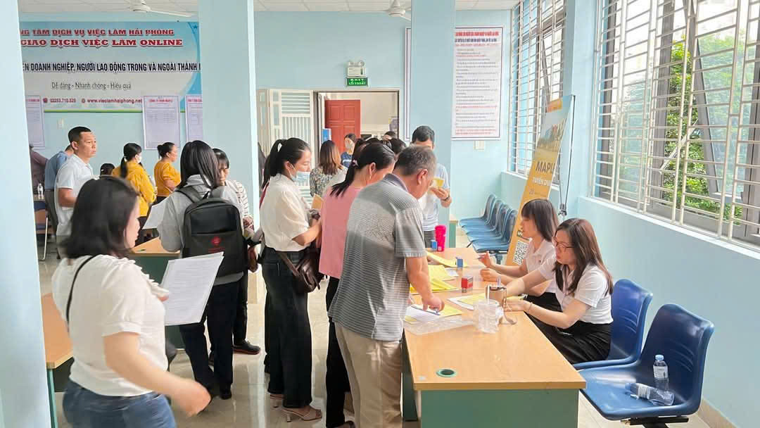 Consulting and introducing jobs for workers. Photo: Hai Phong Employment Service Center