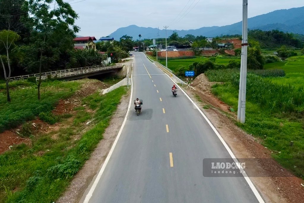 Mat duong tham nhua giup cac phuong tien di lai de dang. Anh: Nguyen Hoan.