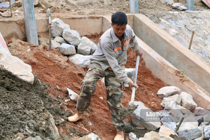 Cac cong nhan gap rut thi cong taluy du an. Anh: Nguyen Hoan.