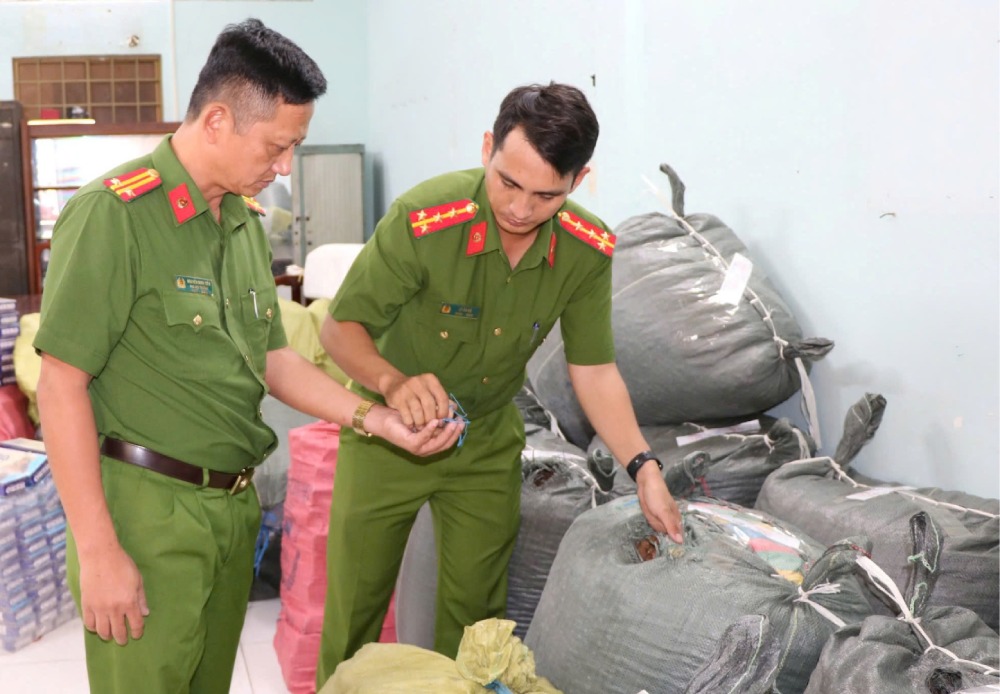 After a week of deployment, the police discovered and handled many violations of counterfeit goods in Kien Giang. Photo: Tien Dung