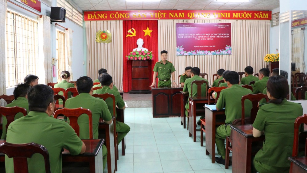 Phong Canh sat Dieu tra toi pham ve tham nhung, kinh te, buon lau trien khai ke hoach cao diem tan cong, tran ap toi pham san xuat, buon ban hang gia. Anh: Tien Dung
