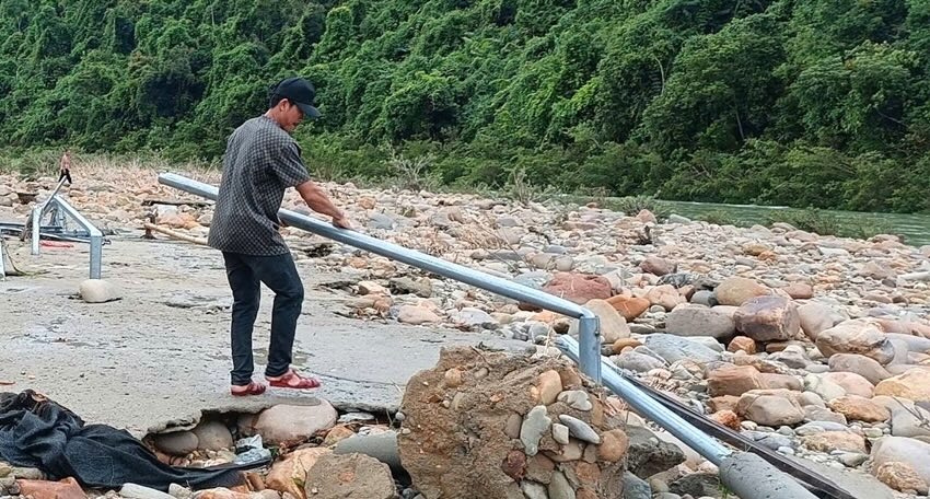 People clean up and overcome the consequences of floods. Photo: T.Dung