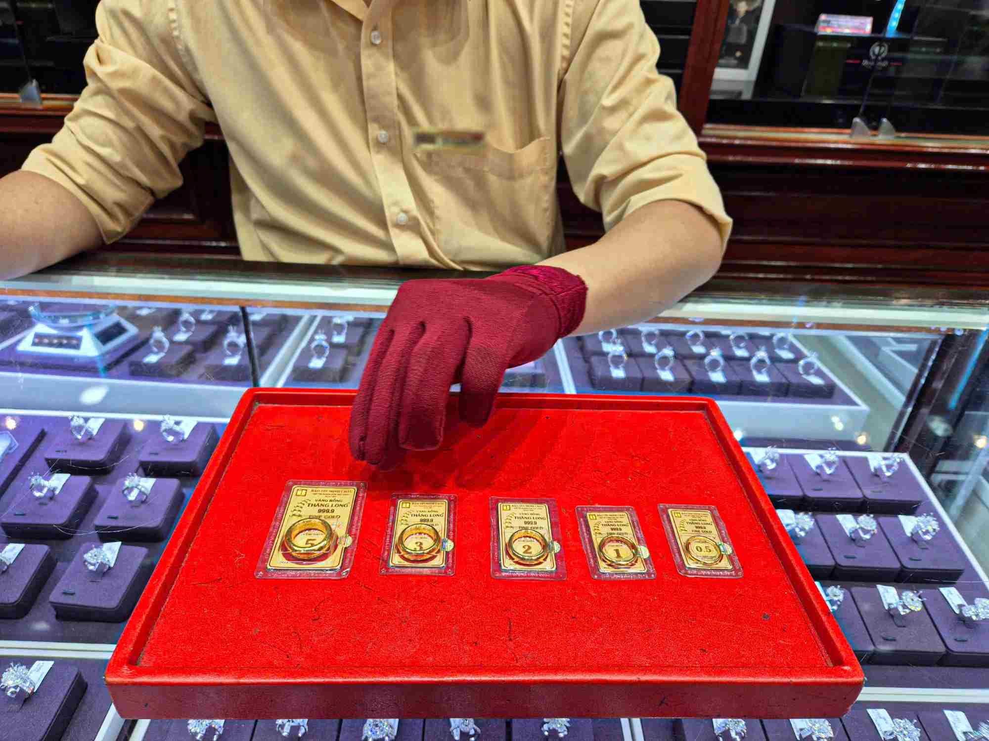 Recently, many businesses trading in gold and jewelry have continuously limited the quantity sold for gold rings, making this item scarce. Photo: Phan Anh