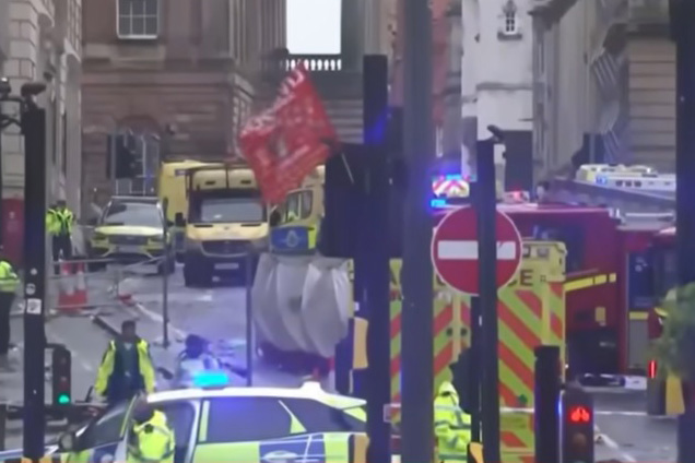 La escena del auto se apresuro a los fanaticos durante la procesion de la Copa del Liverpool. Foto: Corte del video