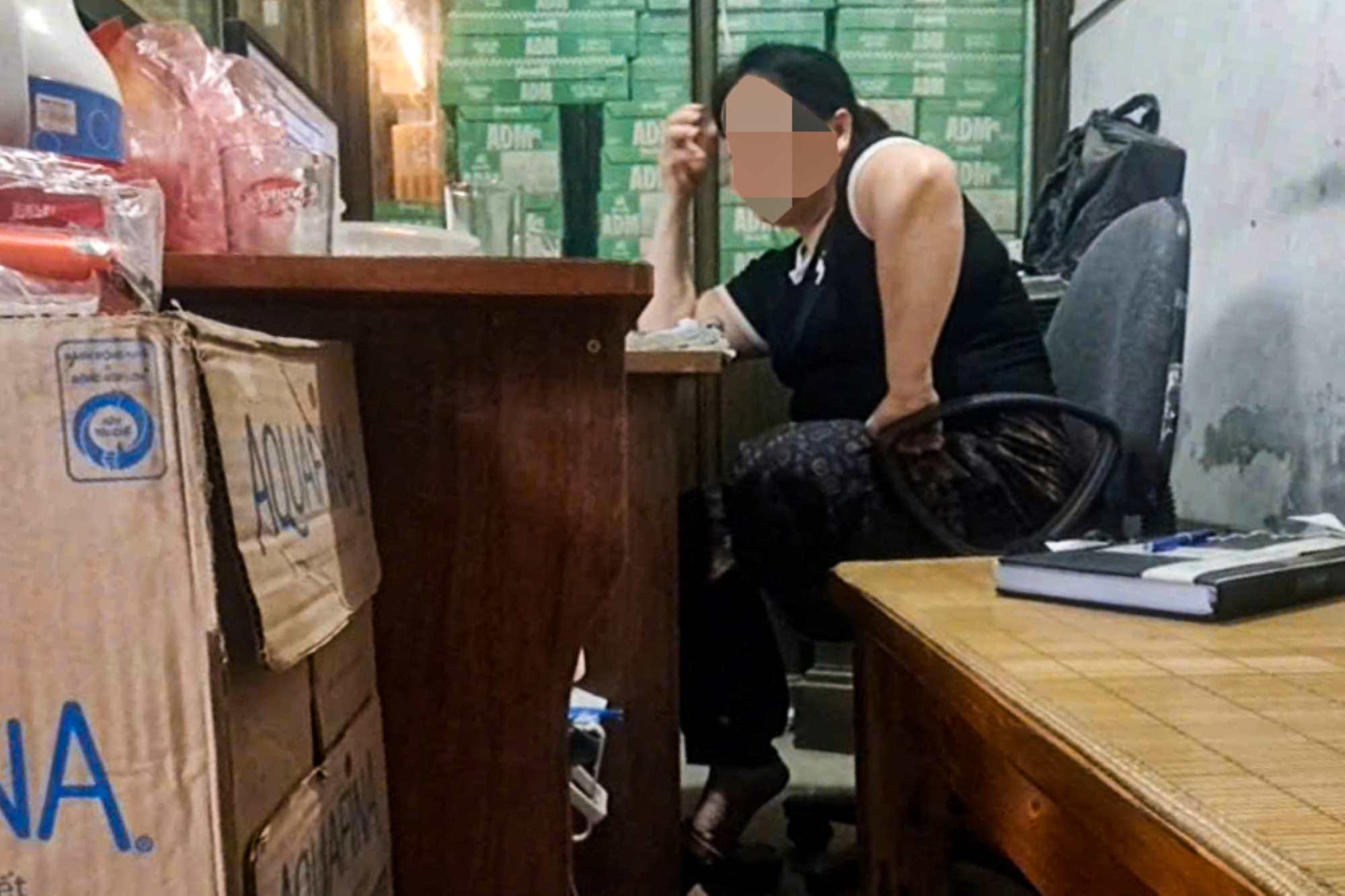 A discussion with Ms. Dung - the owner of a business specializing in wholesale of a large quantity of candy, soft drinks, and snacks in La Phu (Hoai Duc district, Hanoi). Photo: PV Group