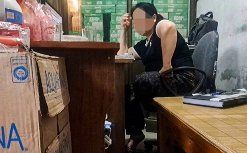 A discussion with Ms. Dung - the owner of a business specializing in wholesale of a large quantity of candy, soft drinks, and snacks in La Phu (Hoai Duc district, Hanoi). Photo: PV Group