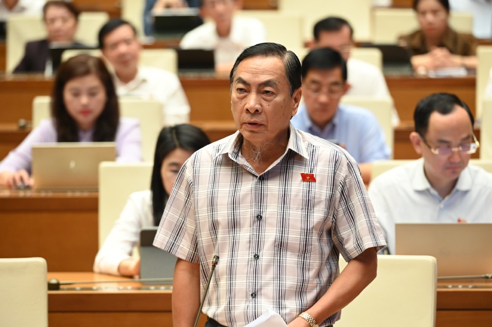 National Assembly delegate Pham Van Hoa proposed to keep the death penalty for embezzlement, bribery, and illegal transportation of drugs. Photo: Pham Dong