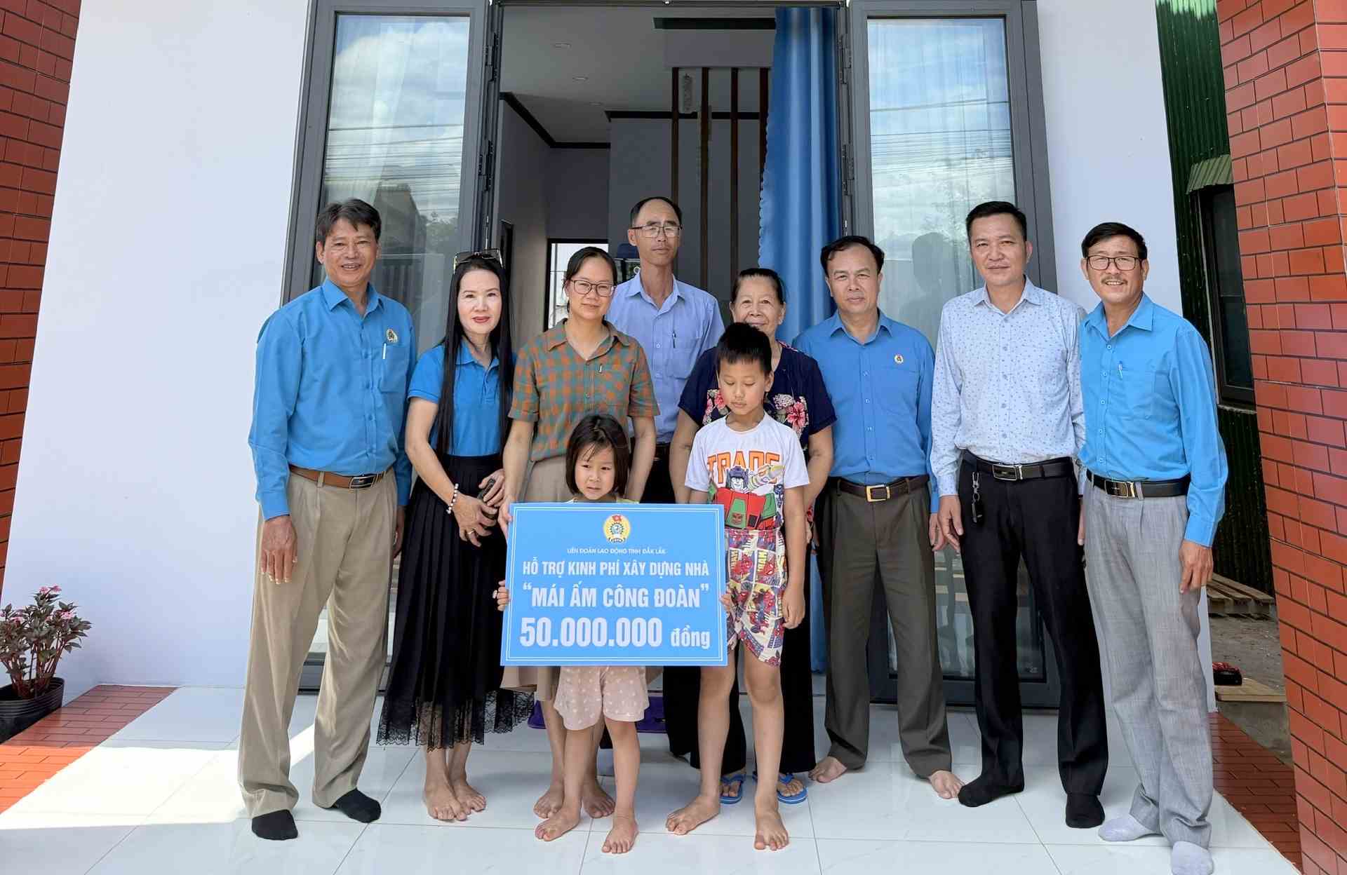 The authorities organized the handover of the "Union Shelter" house to teacher Le Thi Thuy Lam. Photo: Tran Quoc Dien