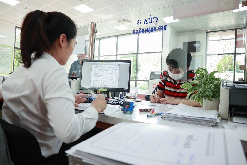 The Party Committee of the Ministry of Home Affairs is assigned to preside over the urgent issuance of documents guiding the standards for civil servant positions in communes, wards and special zones before June 15. Photo: Tran Vuong