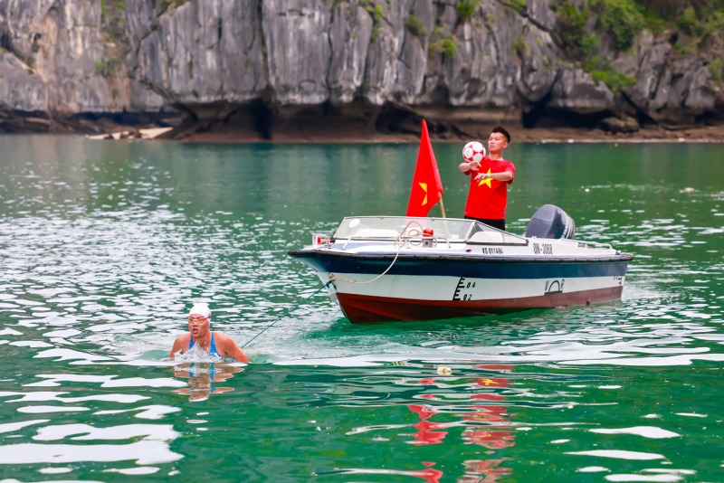 swimmer Anh Vien and cross-court athlete Do Kim Phuc took on a special challenge. Photo: Character provided