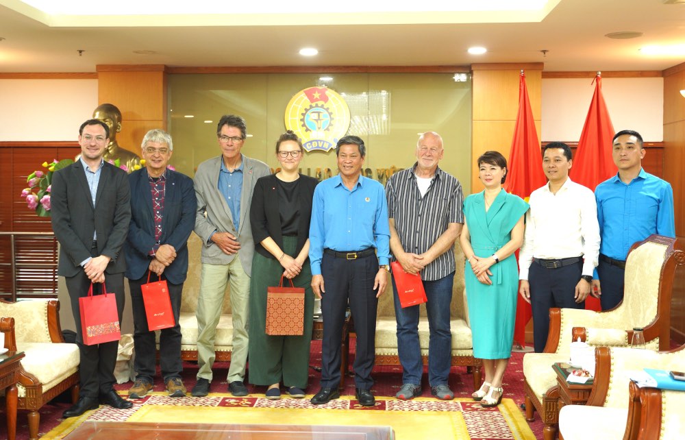 Sr. Huynh Thanh Xuan - Vicepresidente de VGCL (5º desde la derecha) tomo fotos de recuerdos con la delegacion del sindicato de metales aleman y el Instituto FES. Foto: Templo Phu
