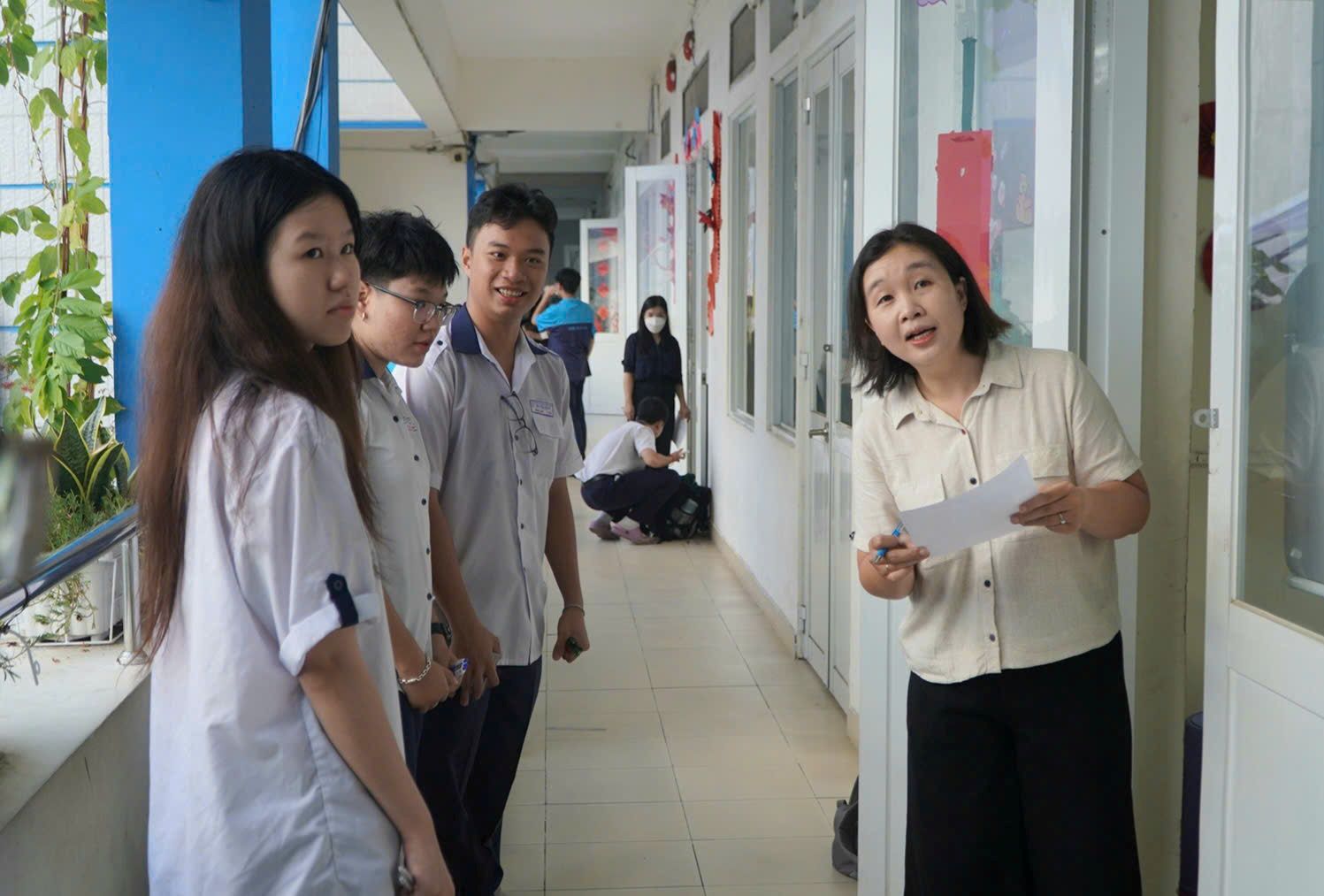Los estudiantes de 12º grado en la ciudad de Ho Chi Minh toman el examen de graduacion de la escuela secundaria. Foto: Chan Phuc