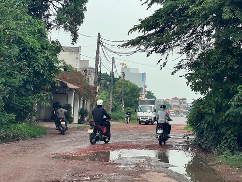 Đường thi công dở dang luôn tiềm ẩn nguy cơ mất an toàn giao thông. Ảnh: Thu Hằng