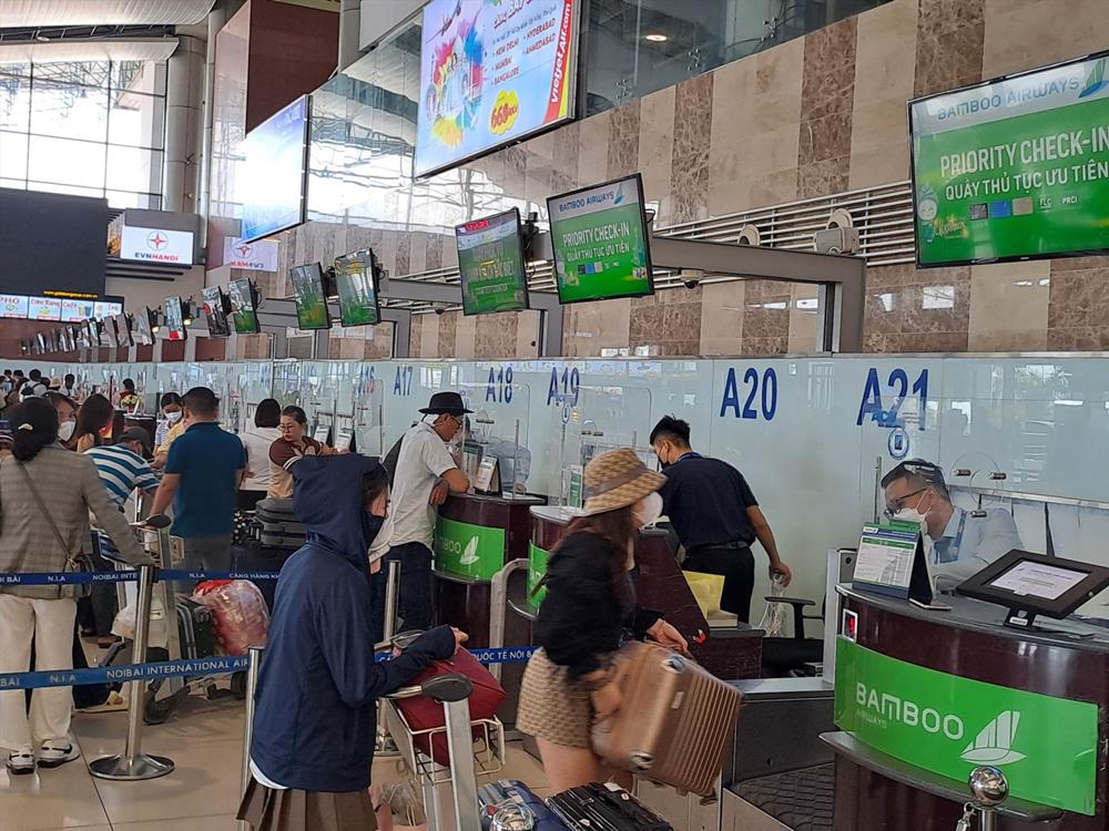 Hanh khach mua ve, lam thu tuc tai san bay Noi Bai. Anh: Minh Hanh