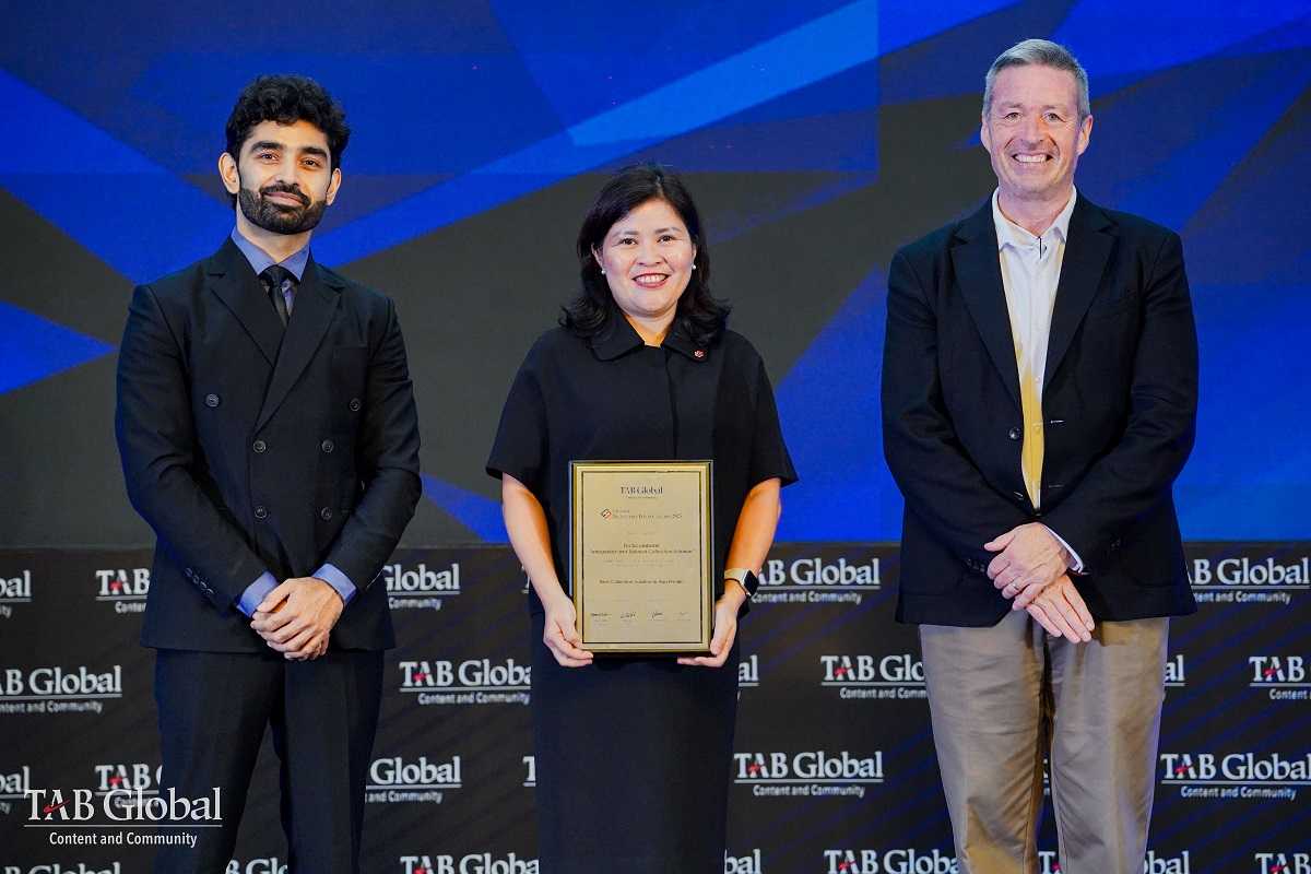 Bà Phùng Thị Thu Hương - đại diện Techcombank nhận giải Giải pháp thu hộ tích hợp tùy biến tốt nhất khu vực châu Á - Thái Bình Dương. Ảnh: TCB