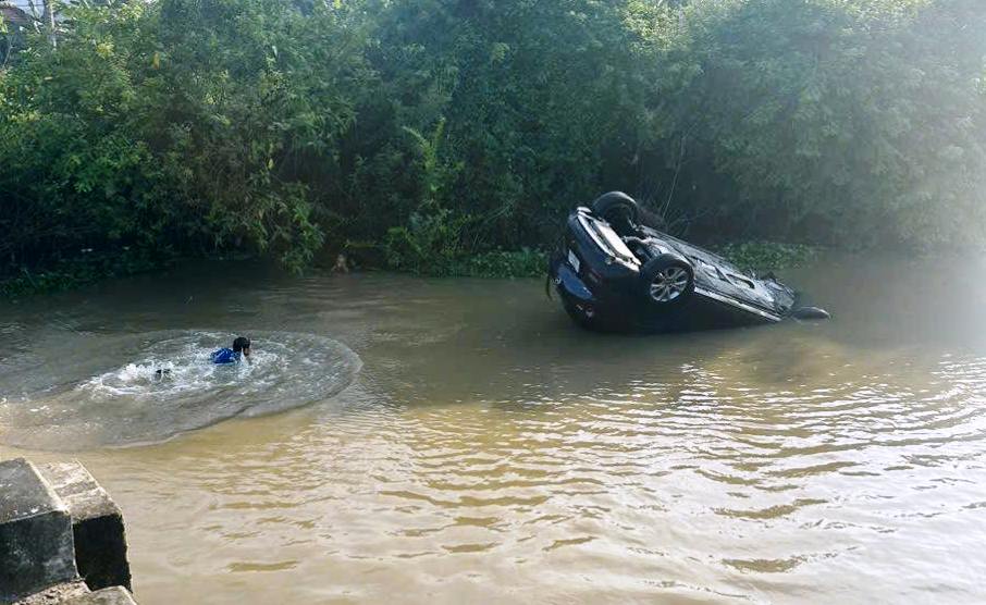 El auto se dio la vuelta cuando se sumergio en el rio. Foto: Policia de Quang Ngai