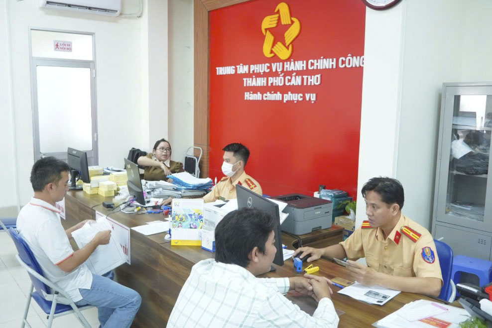 Người dân đến làm thủ tục tại Trung tâm Phục vụ hành chính công TP Cần Thơ. Ảnh: Tạ Quang.