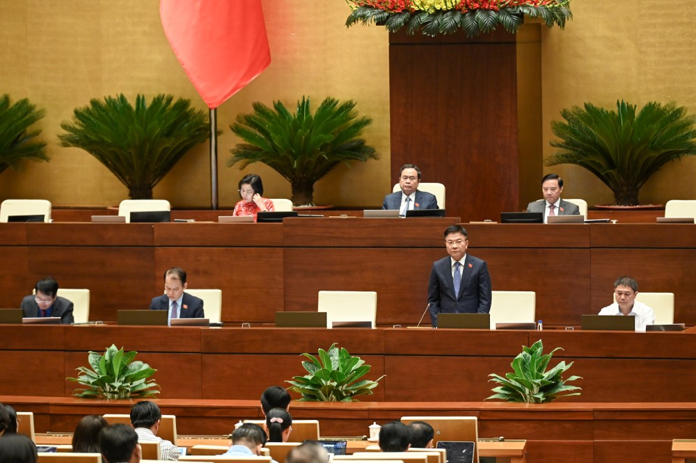 The National Assembly discussed in the hall the draft Law amending and supplementing a number of articles of the Penal Code, including the proposal to abolish the death penalty for 8 crimes. Photo: Pham Dong