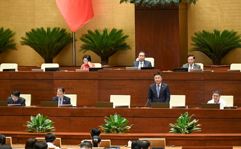 The National Assembly discussed in the hall the draft Law amending and supplementing a number of articles of the Penal Code, including the proposal to abolish the death penalty for 8 crimes. Photo: Pham Dong