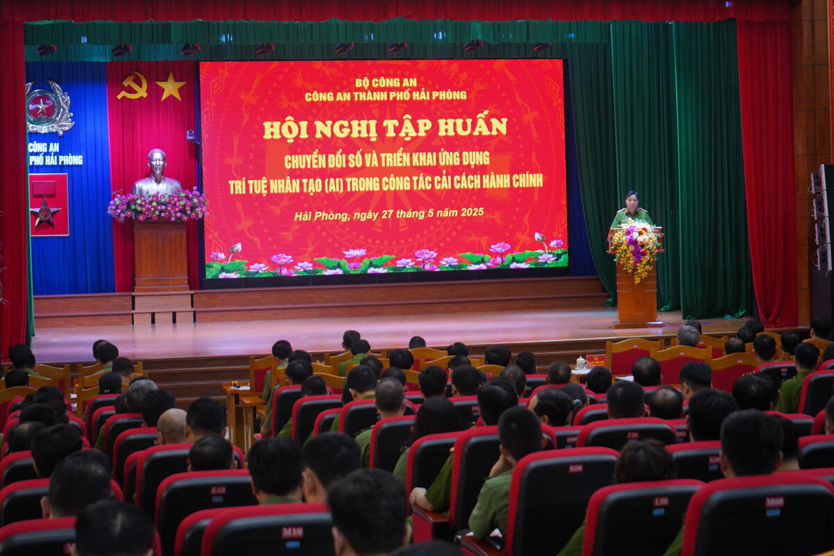 Hai Phong City Police train on the application of artificial intelligence technology in administrative procedure reform. Photo: Mai Dung