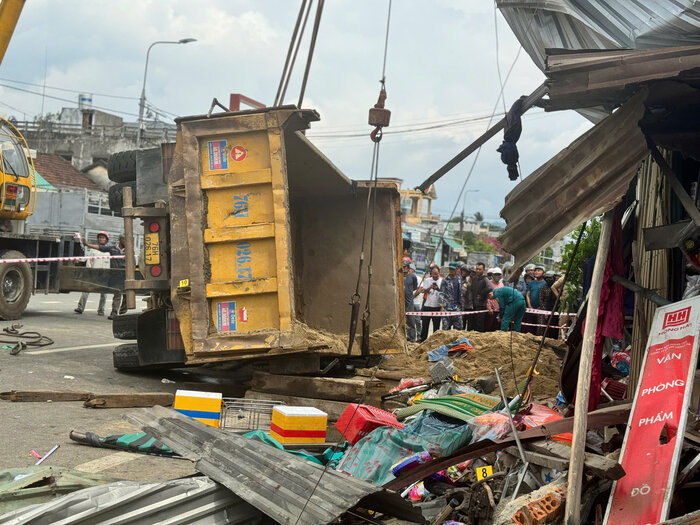 El conductor condujo un camion en Quang Ngai: no presto atencion para observar, golpeo muchas motos y luego se apresuro a muchas casas, causando 1 muerte, 4 heridos graves. Foto: Vien Nguyen